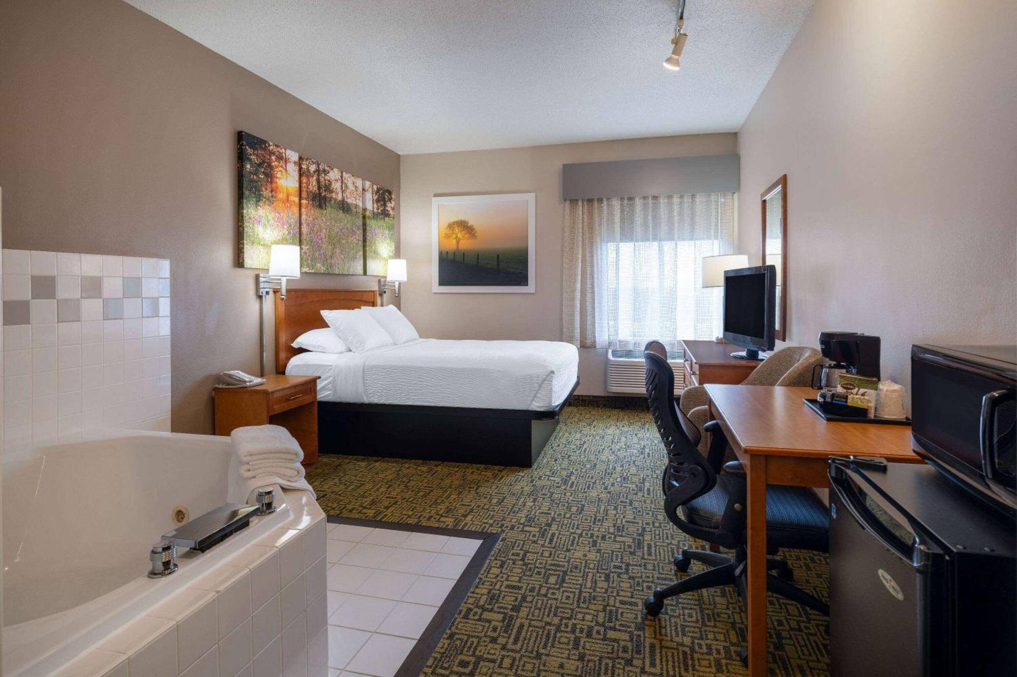 Days Inn & Suites By Wyndham Madison Ngoại thất bức ảnh