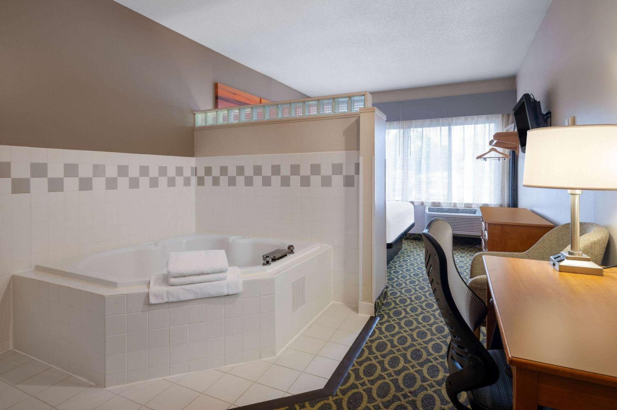Days Inn & Suites By Wyndham Madison Ngoại thất bức ảnh