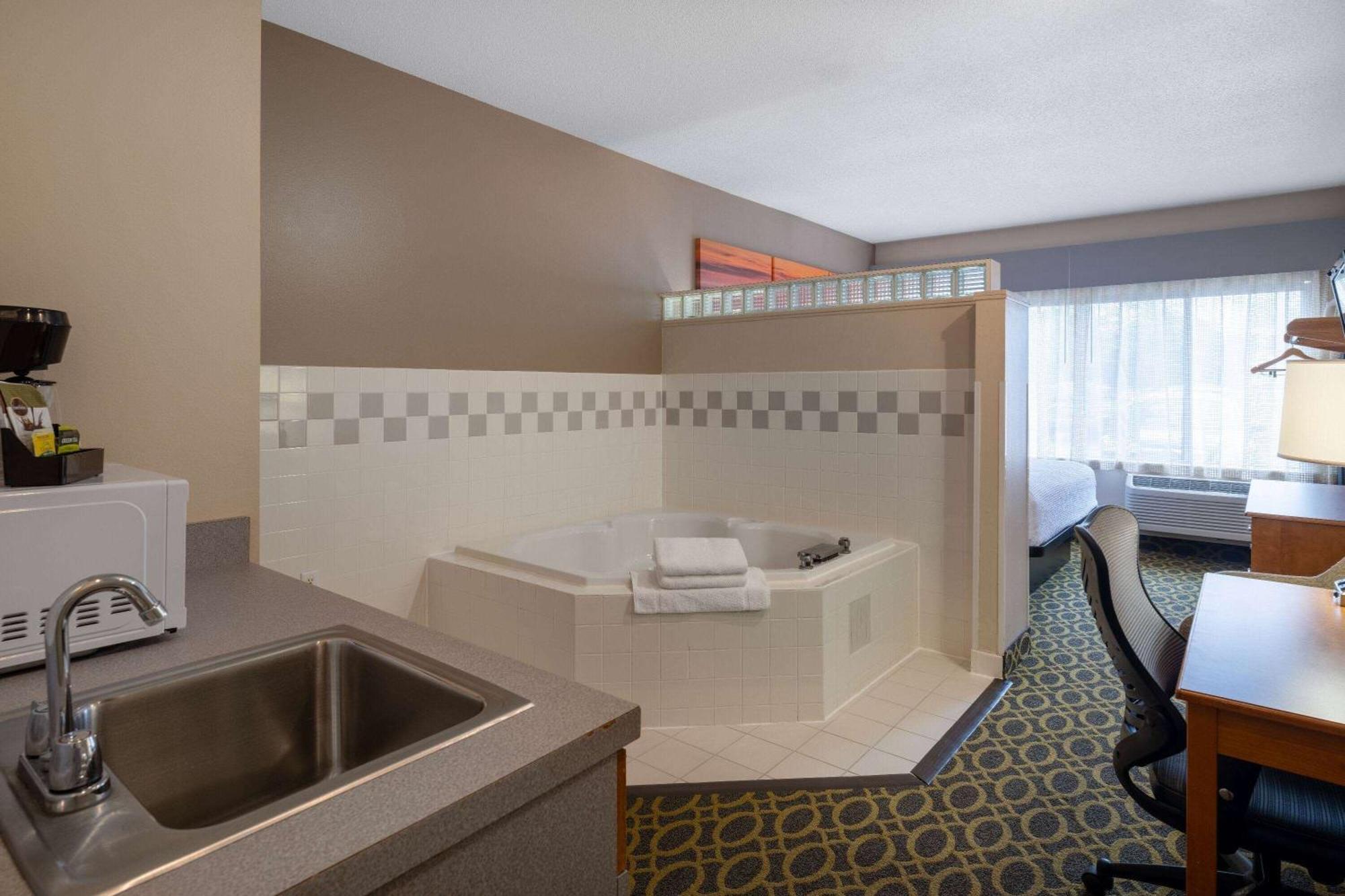 Days Inn & Suites By Wyndham Madison Ngoại thất bức ảnh