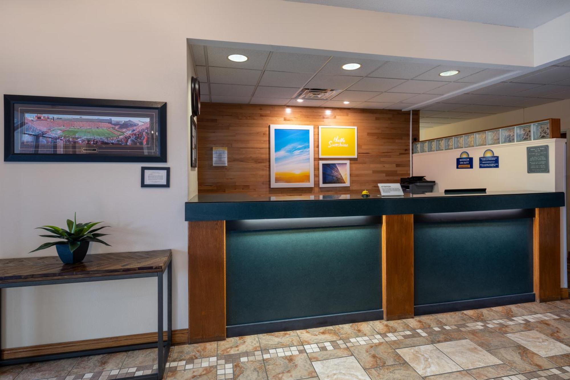 Days Inn & Suites By Wyndham Madison Ngoại thất bức ảnh