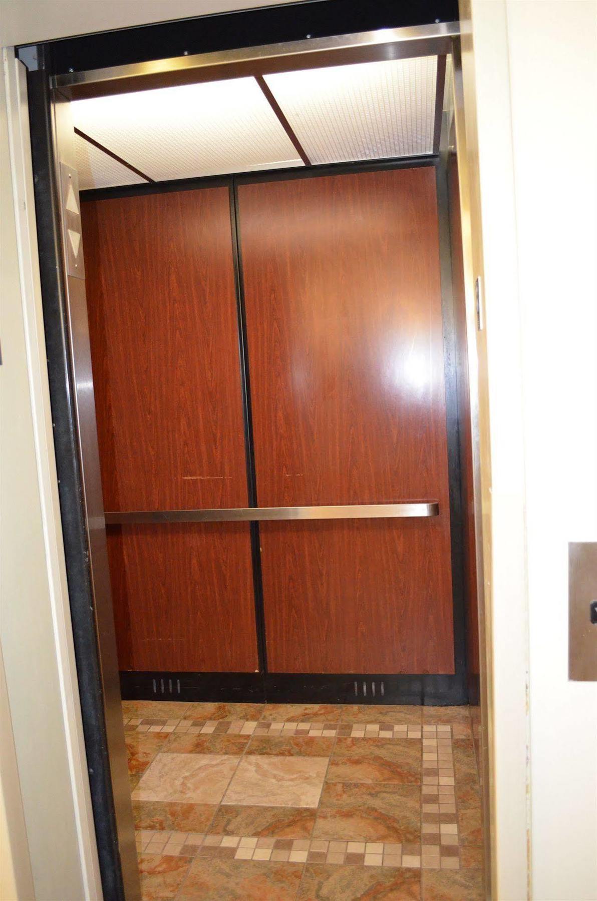 Days Inn & Suites By Wyndham Madison Ngoại thất bức ảnh